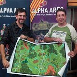 2016-10-23 14.26.08  Kala entrega el mapa sorteado a Carles Ryhr